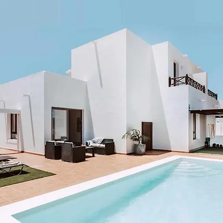 Lyra Piscina Climatizada Playa Blanca (Lanzarote)
