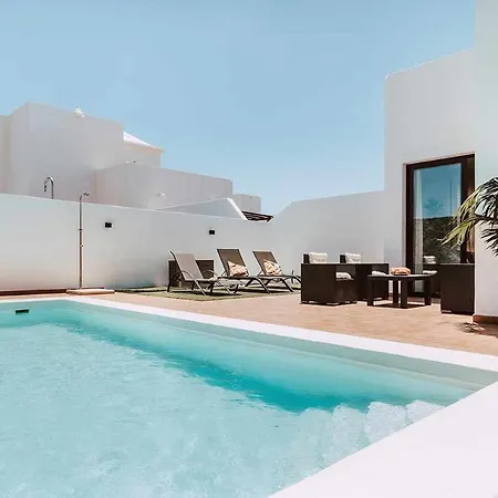 Lyra Piscina Climatizada Villa *